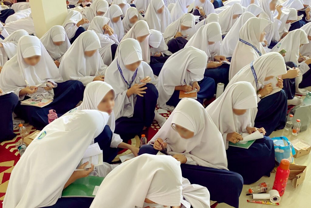 Para peserta Kafilah Ramadhan 2026 mencatat materi yang disampaikan pemateri