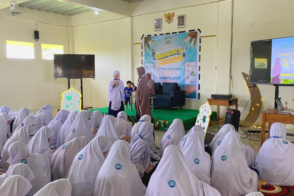 Siswi SMPIT Umar Bin Khattab menyimak materi dengan atentif