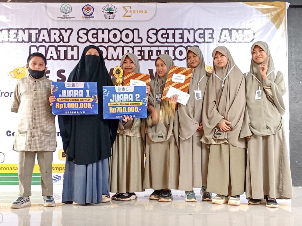 Foto bersama setelah pengumuman pemenang lomba dan penyerahan hadiah