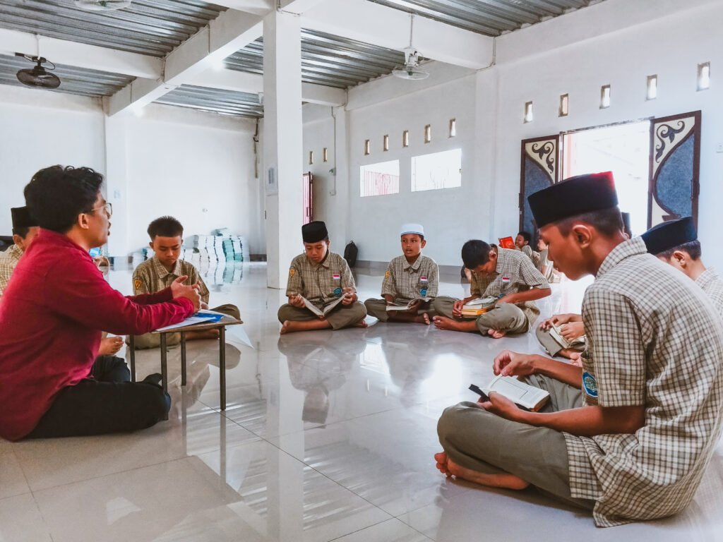 Siswa SMP IT Umar Bin Khattab sedang menghafal AL-Qur'an di dampingi ustaznya