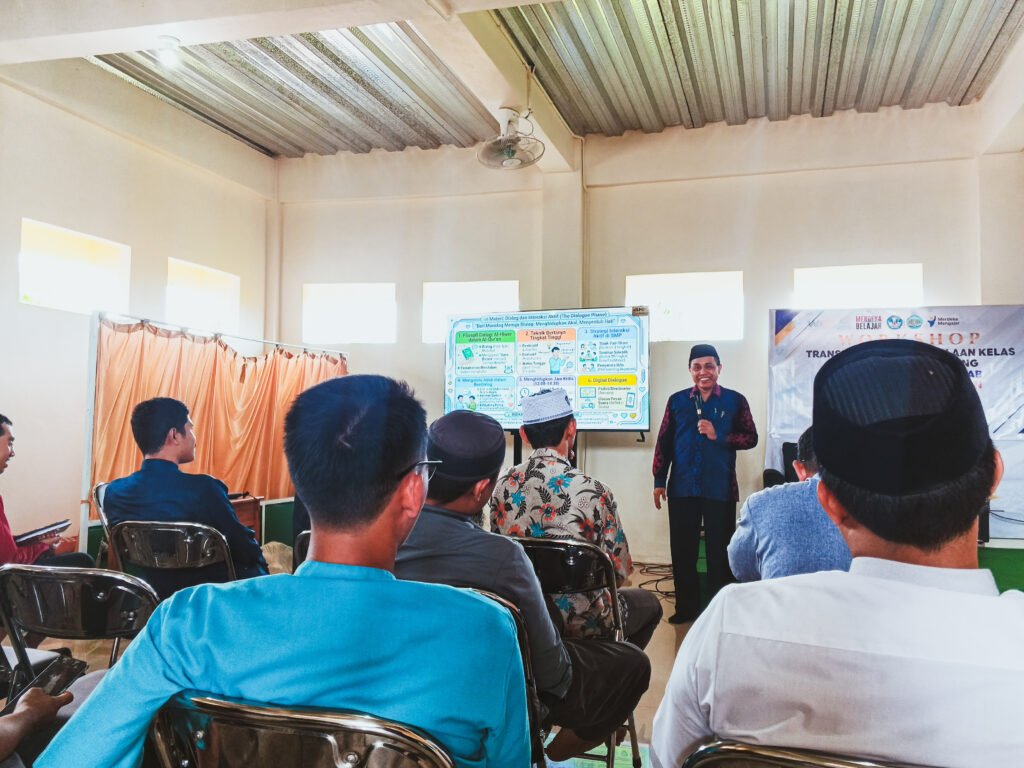 Mustafa, S.St.Par., M.Pd., CT., narasumber Pelatihan Pengelolaan Kelas SMP IT Umar Bin Khattab menyampaikan materinya.