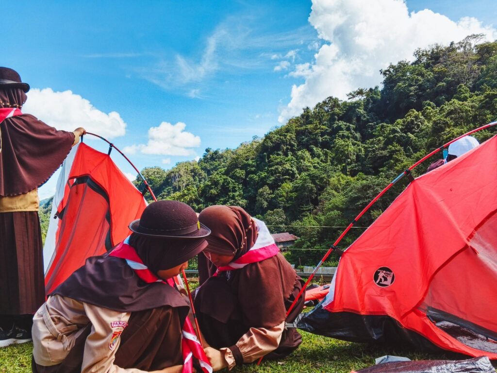 Tiga siswi SDIT Abu Bakr Ash Shiddiq memasang tenda saat tiba di Qafwan Resort, lokasi Perkemahan Pramuka