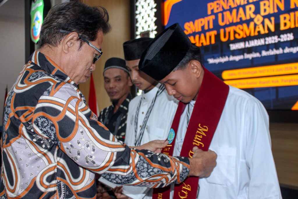 Penyerahan hadiah kepada lulusan berprestasi SMAIT Utsman Bin Affan oleh Pengawas Wilayah IX.