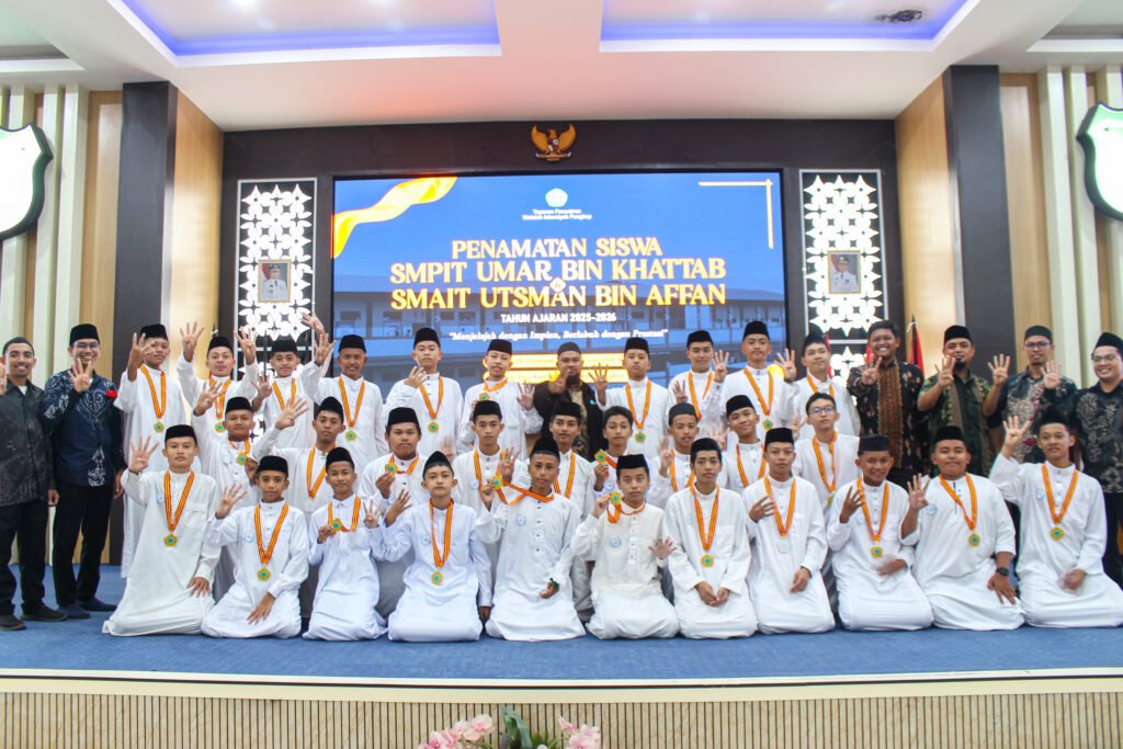 Foto bersama lulusan putra dengan guru-guru SMPIT Umar Bin Khattab