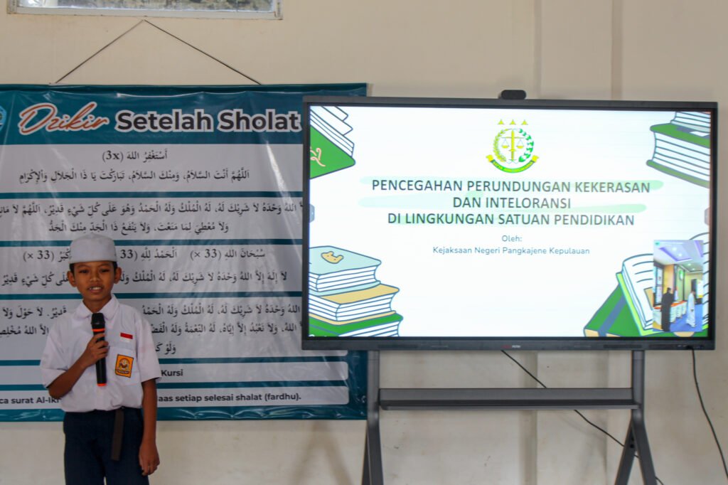 Salah seoranag siswa SMPIT Umar Bin Khattab menjawab pertanyaan dari jaksa yang berkunjung.