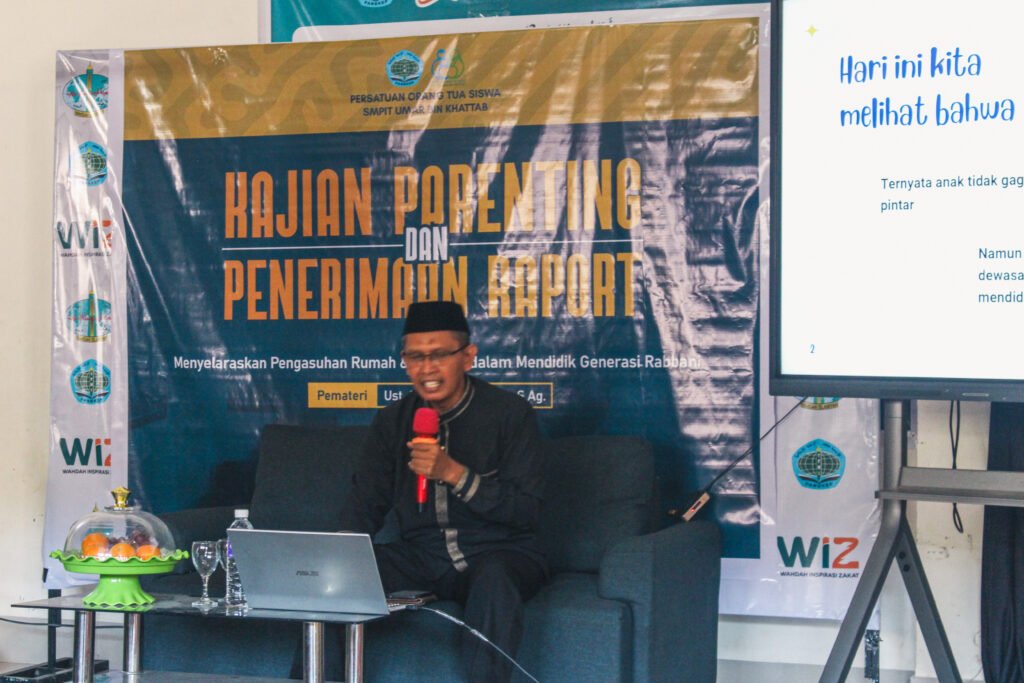 Ust. Syamsuddin Idris, S.Ag. membawakan materi Kajian Parenting