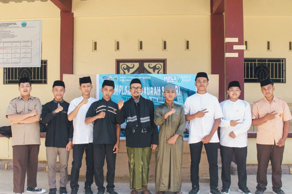 Kepala SMAIT Utsman Bin Affan berfoto bersama dengan siswa baru tahun ajaran 2026-2027 selepas MPLS