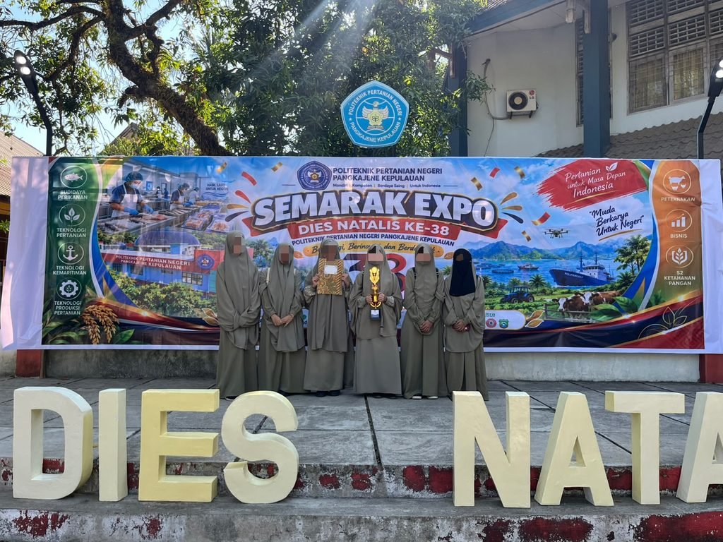 Regu putri SMA IT Utsman Bin Affan yang berhasil meraih juara 2 Clash of Champions Semarak Expo Dies Natalis Politani Pangkep ke-38